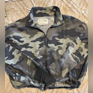 Camo print cropped sweatshirt